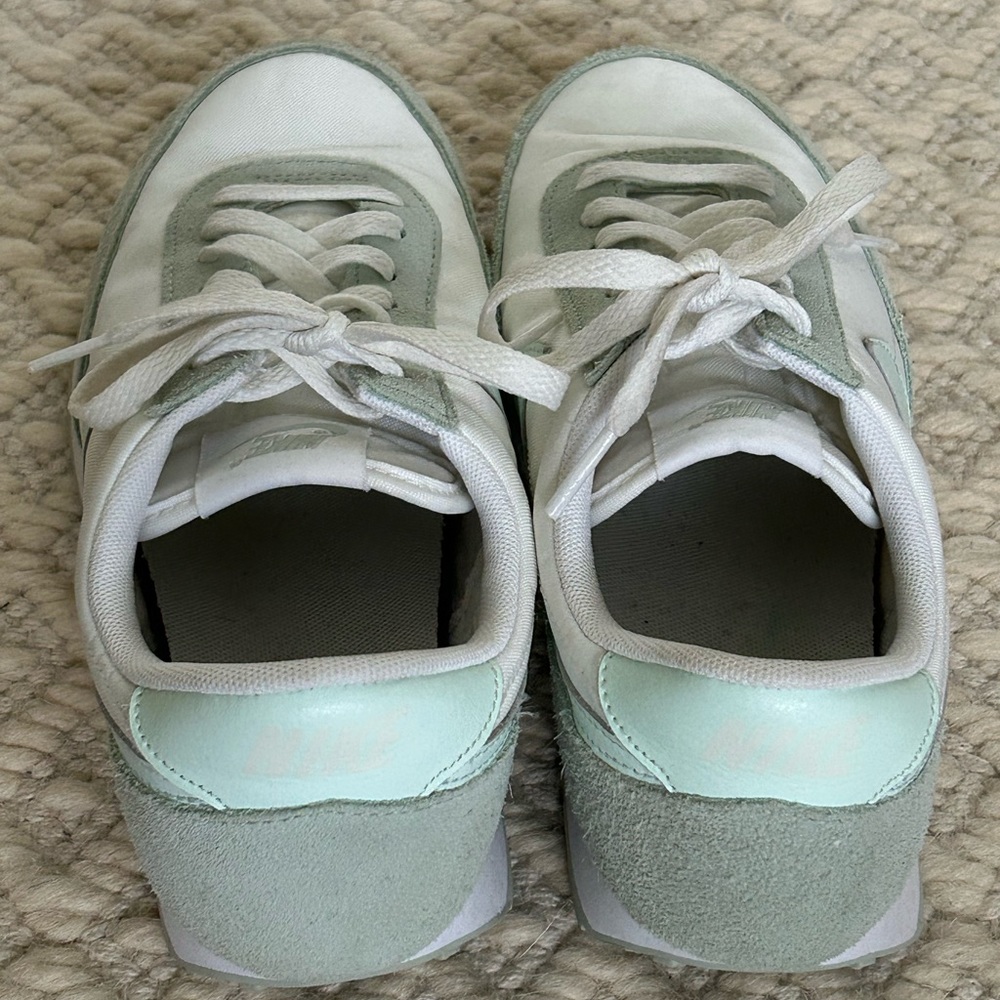 Women’s Nike Classic Sneaker size 8